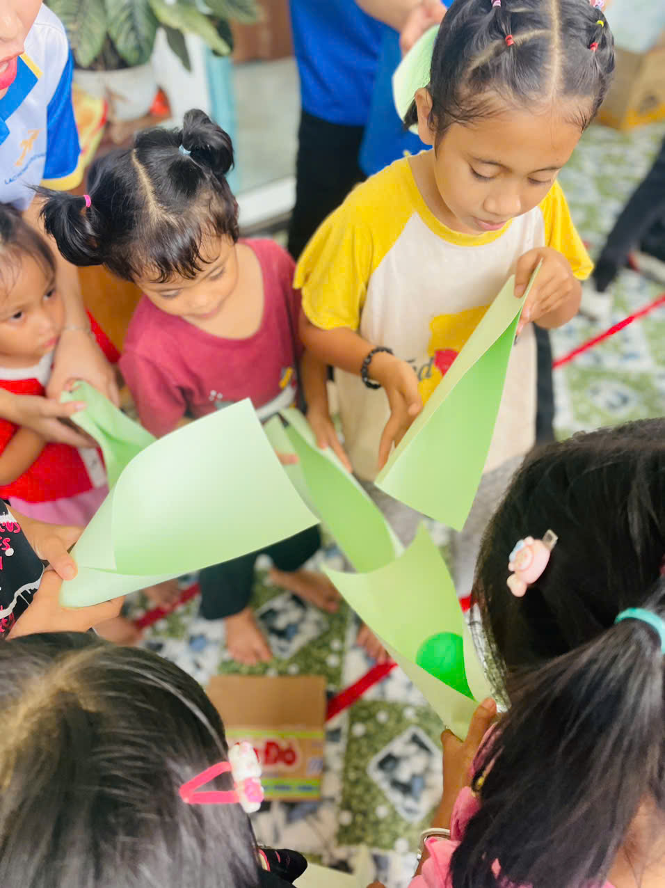 tập thể thầy cô và sinh viên Khoa Cơ điện – Điện tử, Trường Đại học Lạc Hồng đã có chuyến thăm và trao quà tại Mái ấm Thiên Thần Nhỏ