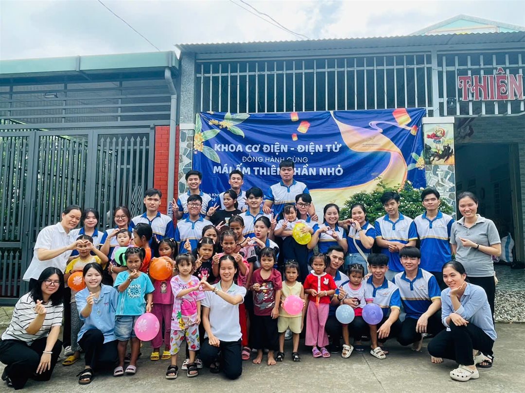 tập thể thầy cô và sinh viên Khoa Cơ điện – Điện tử, Trường Đại học Lạc Hồng đã có chuyến thăm và trao quà tại Mái ấm Thiên Thần Nhỏ