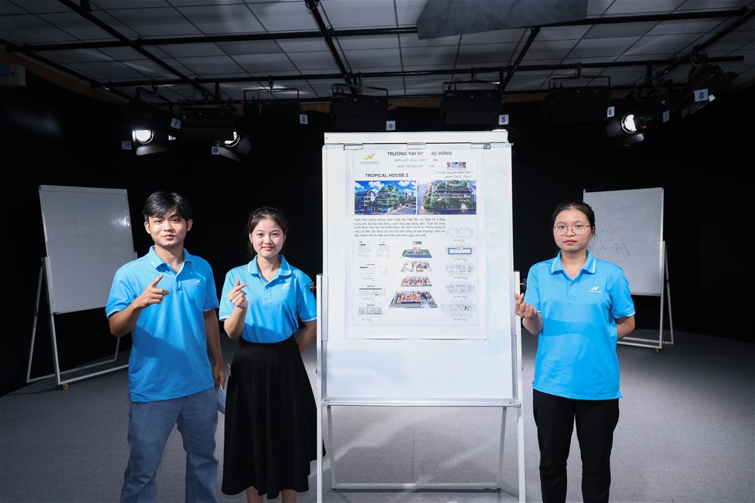 Các đội thi nhiệt huyết thuyết trình trước ban giám khảo về sản phẩm của cả nhóm mình