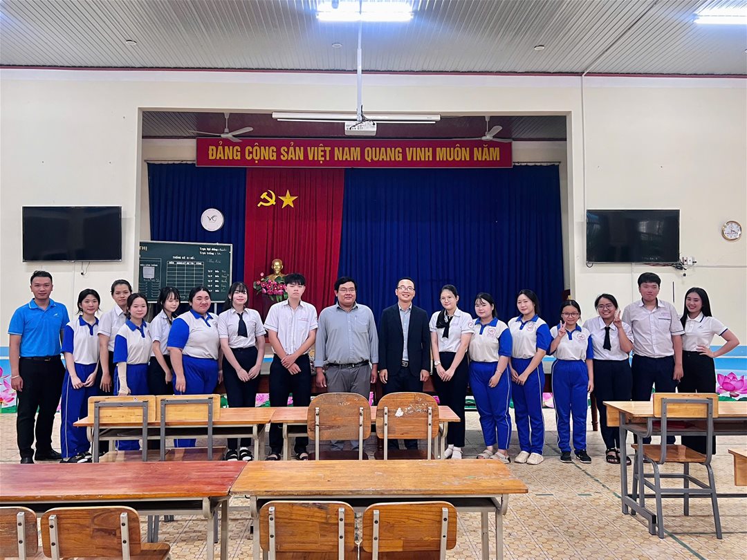Các bạn học sinh tại trường THPT Vĩnh Cửu chọn trường Đại học Lạc Hồng